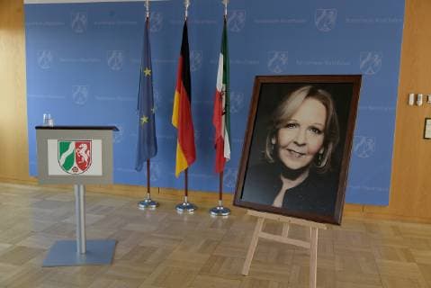 Duesseldorf MP a.D.Hannelore Kraft wird in die Galerie mit einer Fotografie des Fotokuenstlers Jim Rakete dargestellt. NRW-Ministerpaesident Armin Laschet,freut sich,gemeinsam mit Ministerpraesidentin a.D.Hannelore Kraft das neue Portraitbild der ersten Regierungschefin Nordrhein-Westfalens in der Staatskanzlei in Duesseldorf am 22.03.2019 vorzustellen.MP a.D.Hannelore Kraft wird in die Galerie mit einer Fotografie des Fotokuenstlers Jim Rakete dargestellt. Copyright: xGottschalk Eibner-Pressefotox EP_uga