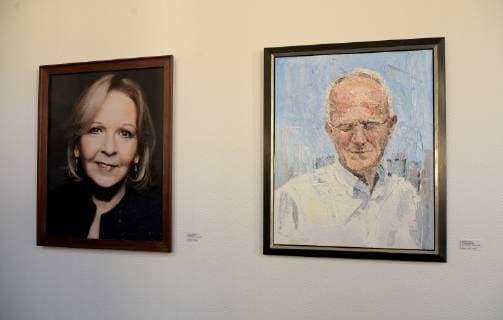 Duesseldorf MP a.D.Hannelore Kraft wird in die Galerie mit einer Fotografie des Fotokuenstlers Jim Rakete dargestellt. NRW-Ministerpaesident Armin Laschet,freut sich,gemeinsam mit Ministerpraesidentin a.D.Hannelore Kraft das neue Portraitbild der ersten Regierungschefin Nordrhein-Westfalens in der Staatskanzlei in Duesseldorf am 22.03.2019 vorzustellen.MP a.D.Hannelore Kraft haengt in der Galerie neben Juergen Ruettgers. Copyright: xGottschalk Eibner-Pressefotox EP_uga