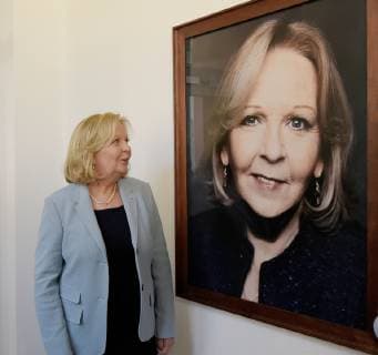 Duesseldorf MP a.D.Hannelore Kraft wird in die Galerie mit einer Fotografie des Fotokuenstlers Jim Rakete dargestellt. NRW-Ministerpaesident Armin Laschet,freut sich,gemeinsam mit Ministerpraesidentin a.D.Hannelore Kraft das neue Portraitbild der ersten Regierungschefin Nordrhein-Westfalens in der Staatskanzlei in Duesseldorf am 22.03.2019 vorzustellen.MP a.D.Hannelore Kraft haengt in der Galerie neben Juergen Ruettgers. Copyright: xGottschalk Eibner-Pressefotox EP_uga