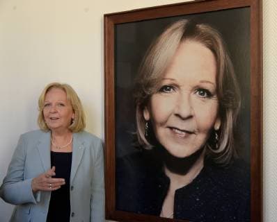 Duesseldorf MP a.D.Hannelore Kraft wird in die Galerie mit einer Fotografie des Fotokuenstlers Jim Rakete dargestellt. NRW-Ministerpaesident Armin Laschet,freut sich,gemeinsam mit Ministerpraesidentin a.D.Hannelore Kraft das neue Portraitbild der ersten Regierungschefin Nordrhein-Westfalens in der Staatskanzlei in Duesseldorf am 22.03.2019 vorzustellen.MP a.D.Hannelore Kraft haengt in der Galerie neben Juergen Ruettgers. Copyright: xGottschalk Eibner-Pressefotox EP_uga