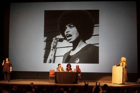Berühmte Feministinnen, Angela Davis March 22, 2019 - Montevideo, Uruguay - Angela Davis seen during her speech in Montevideo...In the framework of the International Women s Day (March 8) and the International Day for the Elimination of Racial Discrimination (March 21), the feminist activist, anti-racist and philosophy professor Angela Davis, was invited by the government of Uruguay to give a conference in the Solis Theater in Montevideo. Montevideo Uruguay - ZUMAs197 20190322_zaa_s197_378 Copyright: xMauricioxZinax