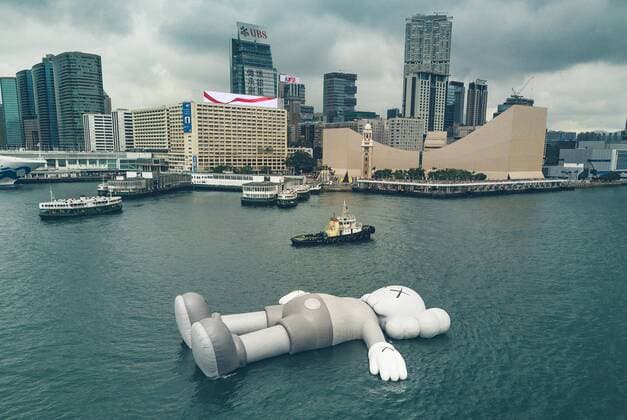 News Themen der Woche KW12 News Bilder des Tages (190322) -- BEIJING, March 22, 2019 (Xinhua) -- Photo taken on March 22, 2019 shows the gaint inflatable sculpture Companion , brainchild of US artist and designer Brian Donnelly, at the Victoria Harbour for exhibition in Hong Kong, south China. (Xinhua) XINHUA PHOTOS OF THE DAY 