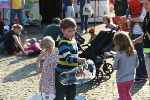 Neonazi Rock-Konzert startet - Gleichzeitig findet weiter Friedensfest statt 23.03.2019 16:00 Ostritz, Stadtgebiet Am Samstagnachmittag begann allmählich die Anreise zum Rechtsrockkonzert in Ostritz. Szenebekannte strömten auf das Gelände des Hotel Neißeblick. Zahlreiche Polizisten beobachten die Anreise und kontrollierten stickprobenartig die Personen. Gleichzeitig findet weiterhin das Ostritzer Friedensfest statt. Erste Bilder vom Rechtsrock-Konzert auf dem Gelände des Hotels Neißeblick in Ostritz sowie dem Friedensfest auf dem Marktplatz. Bisher gab es keine Störungen. Beide Veranstaltungen sind gut besucht. Auf polnischer Seite sind gegen 16 Uhr Gegner des rechtsgerichteten Konzerts angerückt und spielen von einem mobilen Wagen Musik in voller Lautstärke, um die Veranstaltung auf dem Hotelkomplex zu stören. Die Polize Copyright: xLausitzNews.dex