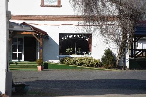 Neonazi Rock-Konzert startet - Gleichzeitig findet weiter Friedensfest statt 23.03.2019 16:00 Ostritz, Stadtgebiet Am Samstagnachmittag begann allmählich die Anreise zum Rechtsrockkonzert in Ostritz. Szenebekannte strömten auf das Gelände des Hotel Neißeblick. Zahlreiche Polizisten beobachten die Anreise und kontrollierten stickprobenartig die Personen. Gleichzeitig findet weiterhin das Ostritzer Friedensfest statt. Erste Bilder vom Rechtsrock-Konzert auf dem Gelände des Hotels Neißeblick in Ostritz sowie dem Friedensfest auf dem Marktplatz. Bisher gab es keine Störungen. Beide Veranstaltungen sind gut besucht. Auf polnischer Seite sind gegen 16 Uhr Gegner des rechtsgerichteten Konzerts angerückt und spielen von einem mobilen Wagen Musik in voller Lautstärke, um die Veranstaltung auf dem Hotelkomplex zu stören. Die Polize Copyright: xLausitzNews.dex