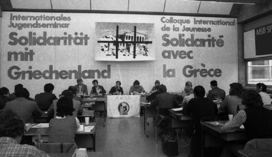 Deutsche und Griechen gegen Militaerjunta 1974 DEU, Deutschland, Duesseldorf: Ein internationales Jugendseminar und im Anschluss eine Demonstration von Deutschen und Griechen am 27.4.1974 in Duesseldorf manifestierte Solidaritaet mit dem Kampf der Griechen gegen die Herrschaft der Militaerjunta . DEU, Germany, Duesseldorf: An international youth seminar followed by a demonstration by Germans and Greeks on 27.4.1974 in Duesseldorf demonstrated solidarity with the struggle of the Greeks against the rule of the military junta . NRW