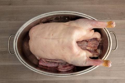  Vorbereitete rohe Weihnachtsgans liegt im Bräter, Deutschland, Europa *** Prepared raw Christmas goose lies in the roaster Germany Europe Copyright: imageBROKER/UlrichxZillmann ibxuzi04859566.jpg