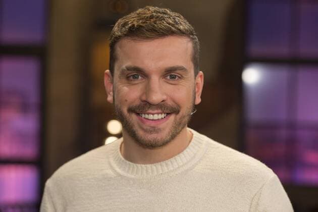 Edin HASANOVIC, Deutschland, Schauspieler, Portraet, Porträt, Portrait, angeschnittenes Einzelbild, Einzelmotiv, zu Gast in der Sendung Koelner Treff im WDR Fernsehen, 22.03.2019.