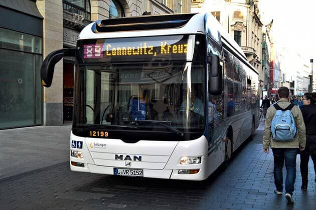 MAN Omnibus bzw. Linienbus der Leipziger Verkehrsbetriebe. Der Bus faehrt durch die Fussgaengerzone von Leipzig.