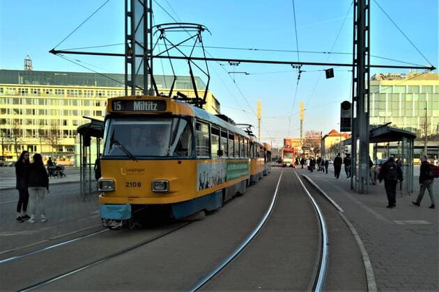 Strassenbahn in Leipzig von den Leipziger Verkehrsbetrieben. Die Bahn faehrt die Linie 15 nach Miltitz.