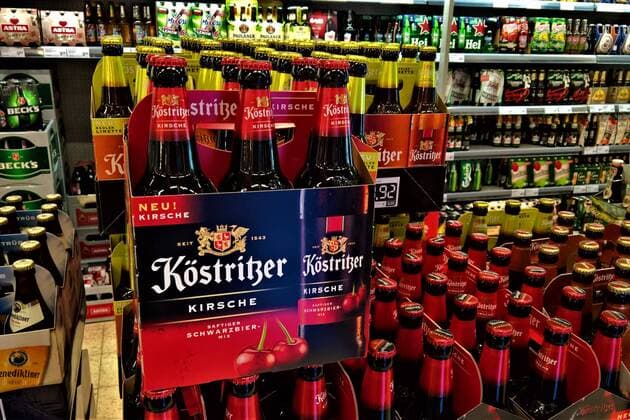 Die Koestritzer Schwarzbierbrauerei GmbH ist eine Brauerei in Bad Koestritz im Landkreis Greiz bei Gera. Sie ist eine der aeltesten Schwarzbierbrauereien Deutschlands. Foto: Bier der Sorte Koestritzer Kirsche, ein Schwarzbier-Mix aus der Flasche.