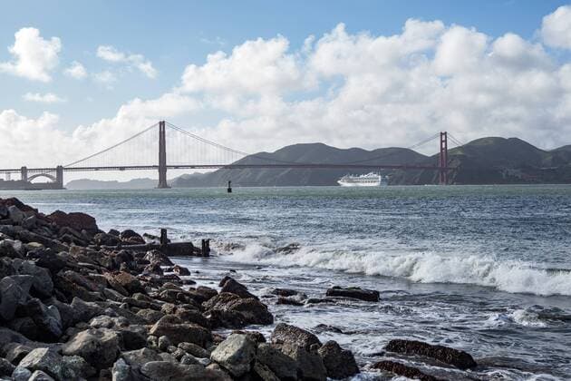 20.03.2019, xmhx, Reise Reportage, Kalifornien emspor, v.l. Das Kreuzfahrtschiff Grand Princess unter der Golden Gate Brücke San Francisco