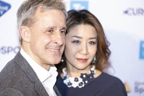 Preisverleihung Deutscher Sportjournalistenpreis 2019 - Roter Teppich Gala-Event im Grand Elysee Hamburg - Pierre Littbarski und Ehefrau Hitomi;Preisverleihung Deutscher Sportjournalistenpreis 2019 - Roter Teppich Gala-Event im Grand Elysee Hamburg -, Hamburg Hamburg Deutschland Hotel Grand Elysee *** Award ceremony German Sports Journalist Award 2019 Red Carpet Gala Event at Grand Elysee Hamburg Pierre Littbarski and wife Hitomi Award ceremony German Sports Journalist Award 2019 Red Carpet Gala Event at Grand Elysee Hamburg Hamburg Hamburg Germany Hotel Grand Elysee