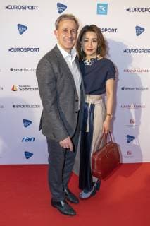 Preisverleihung Deutscher Sportjournalistenpreis 2019 - Roter Teppich Gala-Event im Grand Elysee Hamburg - Pierre Littbarski und Ehefrau Hitomi;Preisverleihung Deutscher Sportjournalistenpreis 2019 - Roter Teppich Gala-Event im Grand Elysee Hamburg -, Hamburg Hamburg Deutschland Hotel Grand Elysee
