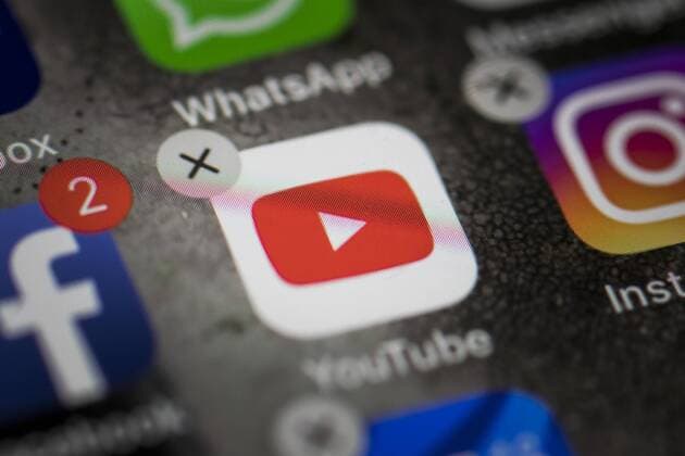 Symbolfoto zum Thema Uploadfilter. Die App von YouTube mit dem Schliessen -Kreuz ist auf einem Handydisplay zu sehen. Berlin, 26.03.2019. Berlin Deutschland