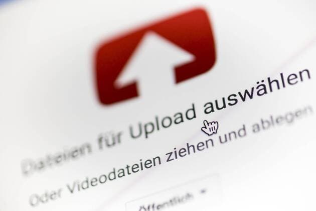 Symbolfoto zum Thema Uploadfilter. Der Mauszeiger waehlt einen Upload bei YouTube aus. Berlin, 26.03.2019. Berlin Deutschland