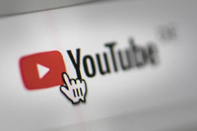 Symbolfoto zum Thema Uploadfilter. Der Mauszeiger zeigt auf das Logo von YouTube. Berlin, 26.03.2019. Berlin Deutschland