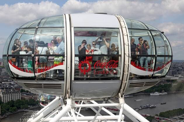24.05.2017, London, GBR - Menschen in einer Gondel des London Eye. (aussen, Aussenaufnahme, Aussicht, britisch, England, englisch, Europa, europaeisch, Fluss, Fruehjahr, Fruehling, Gebaeude, Gewaesser, Gondel, Grossbritannien, hoch, Hoehe, Hoehenangst, Innenstadt, Jahreszeit, London, London Eye, Menschen, Personen, QF, Querformat, Riesenrad, Sehenswuerdigkeit, Sightseeing, Stadt, Themse, Tourismus, Touristen, touristisch, Vereinigtes Koenigreich, Wasser, Westeuropa, Zentrum) 170524D073ENGLAND.JPG