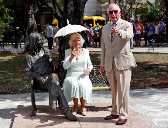Entertainment Themen der Woche KW13 Entertainment Bilder des Tages Prinz Charles und Camilla in Kuba Prince Charles (R) and Camila, Duchess of Cornwall (L) pose next to a John Lennon statue during their visit in Cuba, 26 March 2019. Prince Charles and Camila, Duchess of Cornwall, visit Cuba !ACHTUNG: NUR REDAKTIONELLE NUTZUNG!  Copyright: xErnestoxMastrascusax AME1346 20190326-636892191178745030