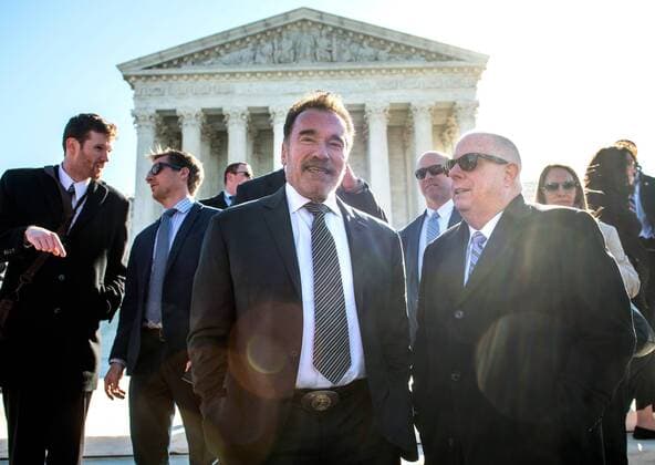 Entertainment Themen der Woche KW13 Entertainment Bilder des Tages Former Gov. Arnold Schwarzenegger, R-Calif., (L), talks to Gov. Larry Hogan, R-MD, at a press conference on ending gerrymandering and fair election maps, outside of the Supreme Court in Washington, D.C. on March 26, 2019. The high court is hearing arguments on two gerrymandering cases today.  WAP20190326341 KEVINxDIETSCH