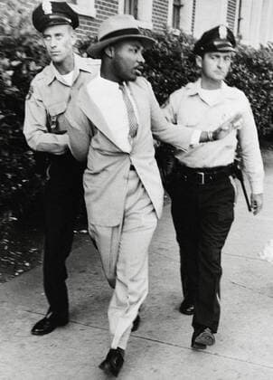 IMAGO History, U.S. Bürgerrechtsbewegung: 1954-1968 Police officers O.M. Strickland and J.V. Johnson arresting the Reverend Martin Luther King Jr. for loitering near a courtroom where one of his integration lieutenants was on the stand. September 4, 1958 File Reference 1003_757THA Hollywood CA USA  Copyright: xCinemaxLegacyxCollection ThexHollywoodxArchivex 1003_757THA
