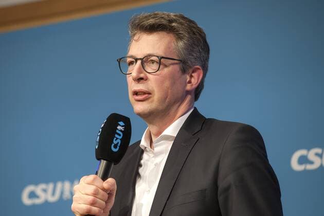 Muenchen, Zeit fuer neue Staerke-Basis-Tour der CSU in der Hans-Seidel-Stiftung v. l. mit Dr. Markus Soeder, Bayerischer Ministerpraesident, Bernd Posselt MdEP und Markus Blume, CSU Generalsekretaer, Es spricht Markus Blume