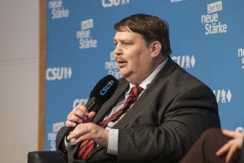 Muenchen, Zeit fuer neue Staerke-Basis-Tour der CSU in der Hans-Seidel-Stiftung v. l. mit Dr. Markus Soeder, Bayerischer Ministerpraesident, Bernd Posselt MdEP und Markus Blume, CSU Generalsekretaer. Zur Europawahl spricht Bernd Posselt *** Munich Time for a New Strength Base Tour of the CSU in the Hans Seidel Foundation v l with Dr Markus Soeder Bavarian State Premier Bernd Posselt MEP and Markus Blume CSU Secretary General Bernd Posselt speaks at the European elections