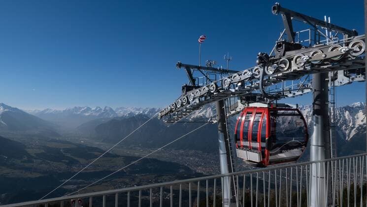 24.03.2019 Patscherkofel, Innsbruck, Tirol, Austria Winter Winterlandschaft Patscherkofelbahn Bergstation im Hintergrund die Nordkette und das Oberinntal
