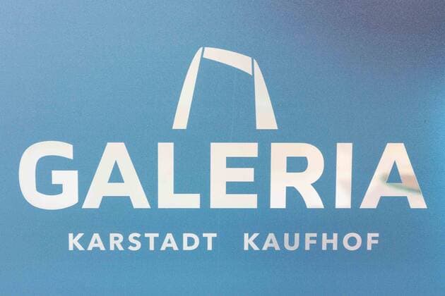 Fusion von Karstadt und Galeria Kaufhof Im November 2018 wurde die Fusion von Karstadt und Kaufhof vom Bundeskartellamt offiziell bestätigt. Durch den Zusammenschluss verfügt der neue Einzelhandelsriese europaweit über 243 Standorte und beschäftigt rund 32.000