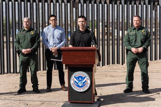 USA, Zoll- und Grenzschutzkommissar Kevin K. McAleenan besucht Grenze zu Mexiko in El Paso United States Customs and Border Protection Commissioner Kevin K. McAleenan addresses the dramatic increase in illegal crossings that continues along the Southwest border at a press conference in El Paso, Texas on Wednesday March 27, 2019. He appealed to lawmakers for more resources to handle the unprecedented migration surge.  ELP20190327343 JUSTINxHAMEL