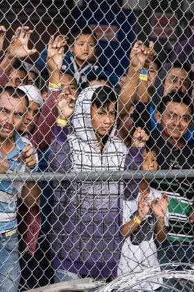 USA, Zoll- und Grenzschutzkommissar Kevin K. McAleenan besucht Grenze zu Mexiko in El Paso Migrants are shown being held for processing under the Paso del Norte Bridge in El Paso on March 27, 2019. Nearby, United States Customs and Border Protection Commissioner Kevin K. McAleenan addressed the dramatic increase in illegal crossings that continues along the Southwest border at a press conference in El Paso, Texas on Wednesday March 27, 2019. He appealed to lawmakers for more resources to handle the unprecedented migration surge.  ELP20190327349 JUSTINxHAMEL
