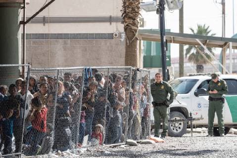 USA, Zoll- und Grenzschutzkommissar Kevin K. McAleenan besucht Grenze zu Mexiko in El Paso Migrants are shown being held for processing under the Paso del Norte Bridge in El Paso on March 27, 2019. Nearby, United States Customs and Border Protection Commissioner Kevin K. McAleenan addressed the dramatic increase in illegal crossings that continues along the Southwest border at a press conference in El Paso, Texas on Wednesday March 27, 2019. He appealed to lawmakers for more resources to handle the unprecedented migration surge.  ELP20190327346188 JUSTINxHAMEL
