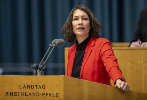 Orientierungsdebatte zu Organspende und Organtransplantation Grundsatzdebatte im Mainzer Landtag Anne Spiegel, rheinland-pfälzische Staatsministerin für Familie, Frauen, Jugend, Integration und Verbraucherschutz (Bündnis 90 Die Grünen) spricht im rheinlandland-pfälzischen Landtag in Mainz während der Orientierungsdebatte zu Organspende und Organtransplantation. Aufgenommen am Mittwoch (27.03.2019) Mainz Rheinland-Pfalz Deutschland *** Orientation debate on organ donation and organ transplantation Policy debate in the Mainz Parliament Anne Spiegel Rhineland Palatinate Minister of State for Family Women Youth Integration and Consumer Protection Alliance 90 The Greens speak in the Rhineland Palatinate Parliament in Mainz during the orientation debate on organ donation and organ transplantation Taken up on Wednesday 27 03 2019 Main