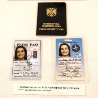 Anlaesslich des fuenften Todestages der Fotografin Anja Niedringhaus (1965-2014) zeigt das Kaethe Kollwitz Museum in Koeln ab Freitag (29.03.19) die erste posthume Retrospektive ihrer Arbeiten (Foto vom 28.03.19: Presseausweise von Anja Niedringhaus auf dem Balkan). Unter dem Titel Anja Niedringhaus. Bilderkriegerin sind bis zum 30. Juni rund 100 grossformatige Werke der Presse-Fotografin zu sehen. Die Pulitzer-Preis-Traegerin war am 4. April 2014 im Alter von 48 Jahren bei einem Einsatz in Afghanistan von einem Attentaeter erschossen worden. Niedringhaus berichtete mehr als 25 Jahre von Kriegsschauplaetzen der Welt, unter anderem aus dem Balkan, dem Irak und Afghanistan. Darueber hinaus lieferte sie Fotos von grossen Sportereignissen wie etwa den Tennis-Turnieren in Wimbledon oder den Olympischen Spielen. (Siehe epd-Meldung vom 28.03.1 Copyright: epd-bildx xJoernxNeumann EDITORIAL USE ONLY