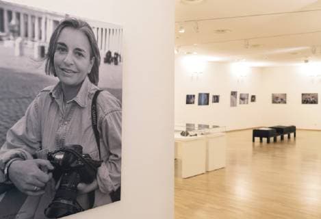 Entertainment Bilder des Tages Anlaesslich des fuenften Todestages der Fotografin Anja Niedringhaus (1965-2014) zeigt das Kaethe Kollwitz Museum in Koeln ab Freitag (29.03.19) die erste posthume Retrospektive ihrer Arbeiten (Foto vom 28.03.19). Unter dem Titel Anja Niedringhaus. Bilderkriegerin sind bis zum 30. Juni rund 100 grossformatige Werke der Presse-Fotografin zu sehen. Die Pulitzer-Preis-Traegerin war am 4. April 2014 im Alter von 48 Jahren bei einem Einsatz in Afghanistan von einem Attentaeter erschossen worden. Niedringhaus berichtete mehr als 25 Jahre von Kriegsschauplaetzen der Welt, unter anderem aus dem Balkan, dem Irak und Afghanistan. Darueber hinaus lieferte sie Fotos von grossen Sportereignissen wie etwa den Tennis-Turnieren in Wimbledon oder den Olympischen Spielen. (Siehe epd-Meldung vom 28.03.19) Retrospektive ueber Fotografin Anja Niedringhaus i Copyright: epd-bildx xJoernxNeumann EDITORIAL USE ONLY