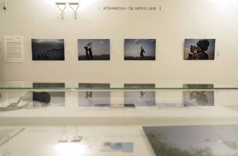 Anlaesslich des fuenften Todestages der Fotografin Anja Niedringhaus (1965-2014) zeigt das Kaethe Kollwitz Museum in Koeln ab Freitag (29.03.19) die erste posthume Retrospektive ihrer Arbeiten (Foto vom 28.03.19). Unter dem Titel Anja Niedringhaus. Bilderkriegerin sind bis zum 30. Juni rund 100 grossformatige Werke der Presse-Fotografin zu sehen. Die Pulitzer-Preis-Traegerin war am 4. April 2014 im Alter von 48 Jahren bei einem Einsatz in Afghanistan von einem Attentaeter erschossen worden. Niedringhaus berichtete mehr als 25 Jahre von Kriegsschauplaetzen der Welt, unter anderem aus dem Balkan, dem Irak und Afghanistan. Darueber hinaus lieferte sie Fotos von grossen Sportereignissen wie etwa den Tennis-Turnieren in Wimbledon oder den Olympischen Spielen. (Siehe epd-Meldung vom 28.03.19) Retrospektive ueber Fotografin Anja Niedringhaus i Copyright: epd-bildx xJoernxNeumann EDITORIAL USE ONLY
