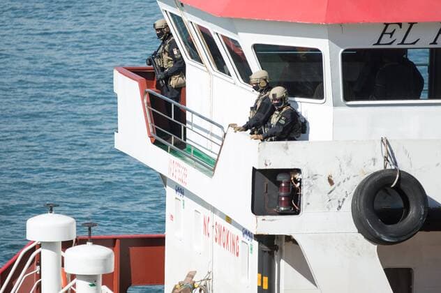 News Themen der Woche KW13 News Bilder des Tages (190328) -- VALLETTA, March 28, 2019 (Xinhua) -- Soldiers of the Armed Forces of Malta (AFM) keep guard on the vessel El Hiblu 1 in Senglea, Malta on March 28, 2019. The Armed Forces of Malta (AFM) stormed a merchant vessel taken over by rescued migrants off Libya s coast on Thursday. The vessel, El Hiblu 1, en route from Turkey to Libya was required to rescue 108 stranded migrants that were allegedly transported to Europe. However, the rescued migrants overpowered the ship crew some six miles off the Libyan coast and demanded that the captain change course for Malta. (Xinhua Roberto Runza) MALTA-SENGLEA-HIJACKED SHIP 