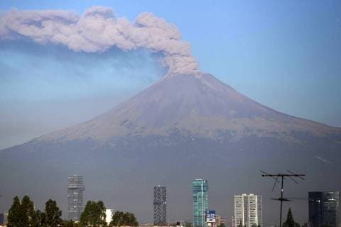 March 28, 2019 - EUM20190328NAC22.JPG.PUEBLA, Pue.-Volcano Volcan-Popocatepetl.- 28 de marzo 2019.- Aspecto del Volcan Popocatepetl que amanecio este jueves con una fumarola. El gobierno de Puebla anuncio que tiene listos 205 albergues en caso que haya una contingencia por el coloso que cambio de Fase 2 a 3 su semaforo ante el incremento de su actividad. Foto: Agencia EL UNIVERSAL RCC. Copyright: xOmarxContrerasx