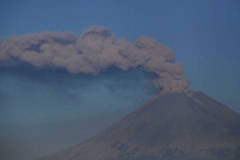 March 28, 2019 - EUM20190328NAC20.JPG.PUEBLA, Pue.-Volcano Volcan-Popocatepetl.- 28 de marzo 2019.- Aspecto del Volcan Popocatepetl que amanecio este jueves con una fumarola. El gobierno de Puebla anuncio que tiene listos 205 albergues en caso que haya una contingencia por el coloso que cambio de Fase 2 a 3 su semaforo ante el incremento de su actividad. Foto: Agencia EL UNIVERSAL RCC. Copyright: xOmarxContrerasx