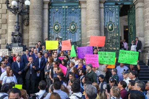 March 28, 2019 - EUM20190328POL24.JPG .CIUDAD DE MEXICO. CongressCongreso-CDMX.- 28 de marzo de 2019. El Congreso de la Ciudad de Mexico aprueba el aplazamiento de la eleccion de comites ciudadanos. En la imagen los diputados Hector Barrera Marmolejo (al microfono), integrante de la Comision de Participacion Ciudadana; Christian Von Roehrich, vicecoordinador del grupo parlamentario del PAN, y Andres Atayde Rubiolo, presidente del PAN CDMX, junto con Comites Ciudadanos de la CDMX protestan por el aplazamiento. Foto: Agencia EL UNIVERSALDiego Simon SanchezEELG Copyright: xElxUniversalx