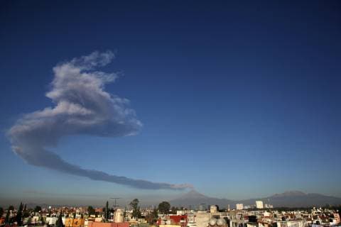 News Bilder des Tages March 28, 2019 - EUM20190328NAC20.JPG.PUEBLA, Pue.-Volcano Volcan-Popocatepetl.- 28 de marzo 2019.- Aspecto del Volcan Popocatepetl que amanecio este jueves con una fumarola. El gobierno de Puebla anuncio que tiene listos 205 albergues en caso que haya una contingencia por el coloso que cambio de Fase 2 a 3 su semaforo ante el incremento de su actividad. Foto: Agencia EL UNIVERSAL RCC. Copyright: xOmarxContrerasx