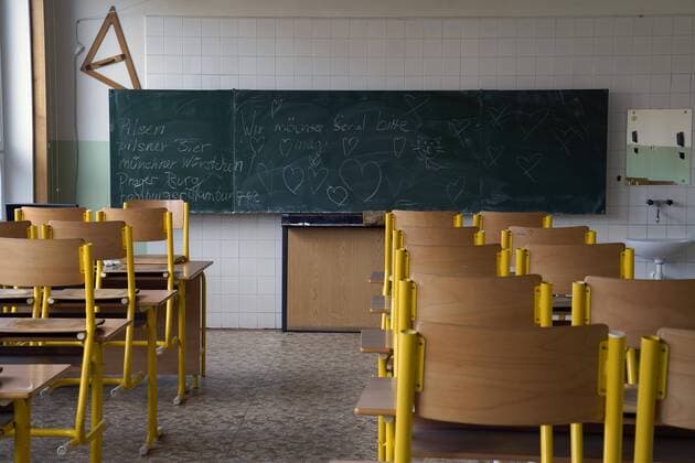 Leerer Klassenraum mit Schultafel, Karlsbad, Tschechien, Europa Copyright: imageBROKER/JirixHubatka ibllid04866444.jpg
