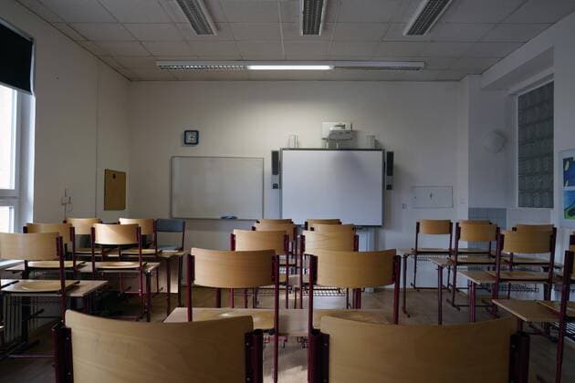 Leerer Klassenraum mit moderner Schultafel, Karlsbad, Tschechien, Europa Copyright: imageBROKER/JirixHubatka ibllid04866445.jpg