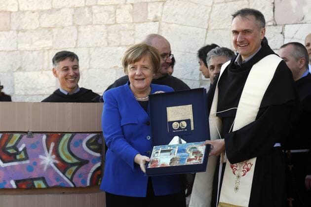 News Themen der Woche KW13 News Bilder des Tages German Chancellor Angela Merkel donates a piece of Berlino wall at the Basilica of St Francis. During the ceremony, the wall was blessed for the Custos of the Sacred Convent and doves were set free Assisi March 29th 2019. St Francis Basilic. The lamp of the Peace 2019 is given to the King of Jordan. photo di Samantha Zucchi Insidefoto SamanthaxZucchi