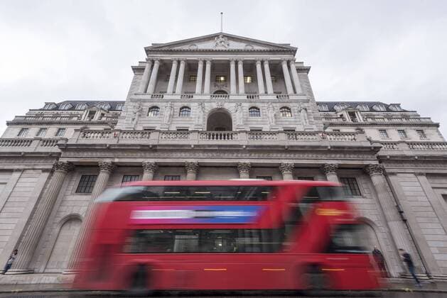(190330) -- BEIJING, March 30, 2019 (Xinhua) -- A double-decker red bus passes by the Bank of England in London, Britain on March 6, 2019. (Xinhua Stephen Chung) Xinhua Headlines: Britain, EU wrestle with challenges as uncertainty drags on beyond Brexit day 