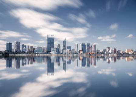 Skyline von Perth (Australien) Reisen, Travel, die Skyline von Perth vom Swanriver aus gesehen. Langzeitbelichtung mit Spiegelung im Wasser - *** Skyline of Perth Australia Travel the skyline of Perth seen from Swanriver Long exposure with reflection in the water