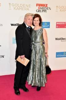 Joerg Schüttauf und seine Ehefrau Martina Beeck bei der Ankunft zur Verleihung von die Goldene Kamera am 30.03.2019 in Berlin Die Goldene Kamera Verleihung 2019 in Berlin