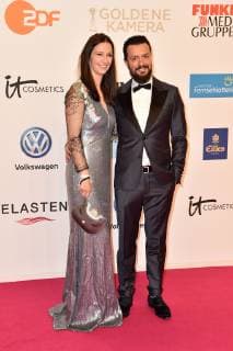 Pinar Atalay und ihr Mann bei der Ankunft zur Verleihung von die Goldene Kamera am 30.03.2019 in Berlin Die Goldene Kamera Verleihung 2019 in Berlin