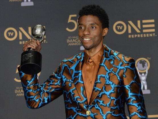 Entertainment Themen der Woche KW13 Entertainment Bilder des Tages Chadwick Boseman appears backstage with his Outstanding Actor in a Motion Picture award for Black Panther, during the 50th annual NAACP Image Awards at Loews Hollywood Hotel in the Hollywood section of Los Angeles on March 30, 2019. The NAACP Image Awards celebrates the accomplishments of people of color in the fields of television, music, literature and film and also honors individuals or groups who promote social justice through creative endeavors.  LAP20190330204 JIMxRUYMEN