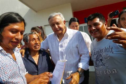 News Bilder des Tages March 30, 2019 - EUM20190330NAC03.JPG.HUEJUTLA, Hgo., Presidency Presidencia-AMLO.- El presiente Andres Manuel Lopez Obrador, en su traslado al estado de San Luis Potosi, en donde encabezara un evento en el municipio de Aquismon, se detiene en una gasolinera, en donde la gente se acerca a tomarse fotografias y a pedirle firme munecos con su figura, el sabado 30 de marzo del 2019. Foto: Agencia EL UNIVERSAL German Espinosa MAR. Copyright: xGermanxEluniversalx
