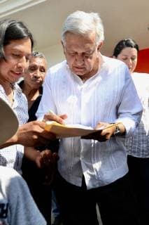 March 30, 2019 - EUM20190330NAC02.JPG.HUEJUTLA, Hgo., Presidency Presidencia-AMLO.- El presiente Andres Manuel Lopez Obrador, en su traslado al estado de San Luis Potosi, en donde encabezara un evento en el municipio de Aquismon, se detiene en una gasolinera, en donde la gente se acerca a tomarse fotografias y a pedirle firme munecos con su figura, el sabado 30 de marzo del 2019. Foto: Agencia EL UNIVERSAL German Espinosa MAR. Copyright: xGermanxEluniversalx